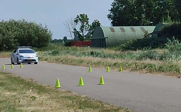 A novel experiment to unravel fundamental questions about postural stability and motion comfort in automated vehicles